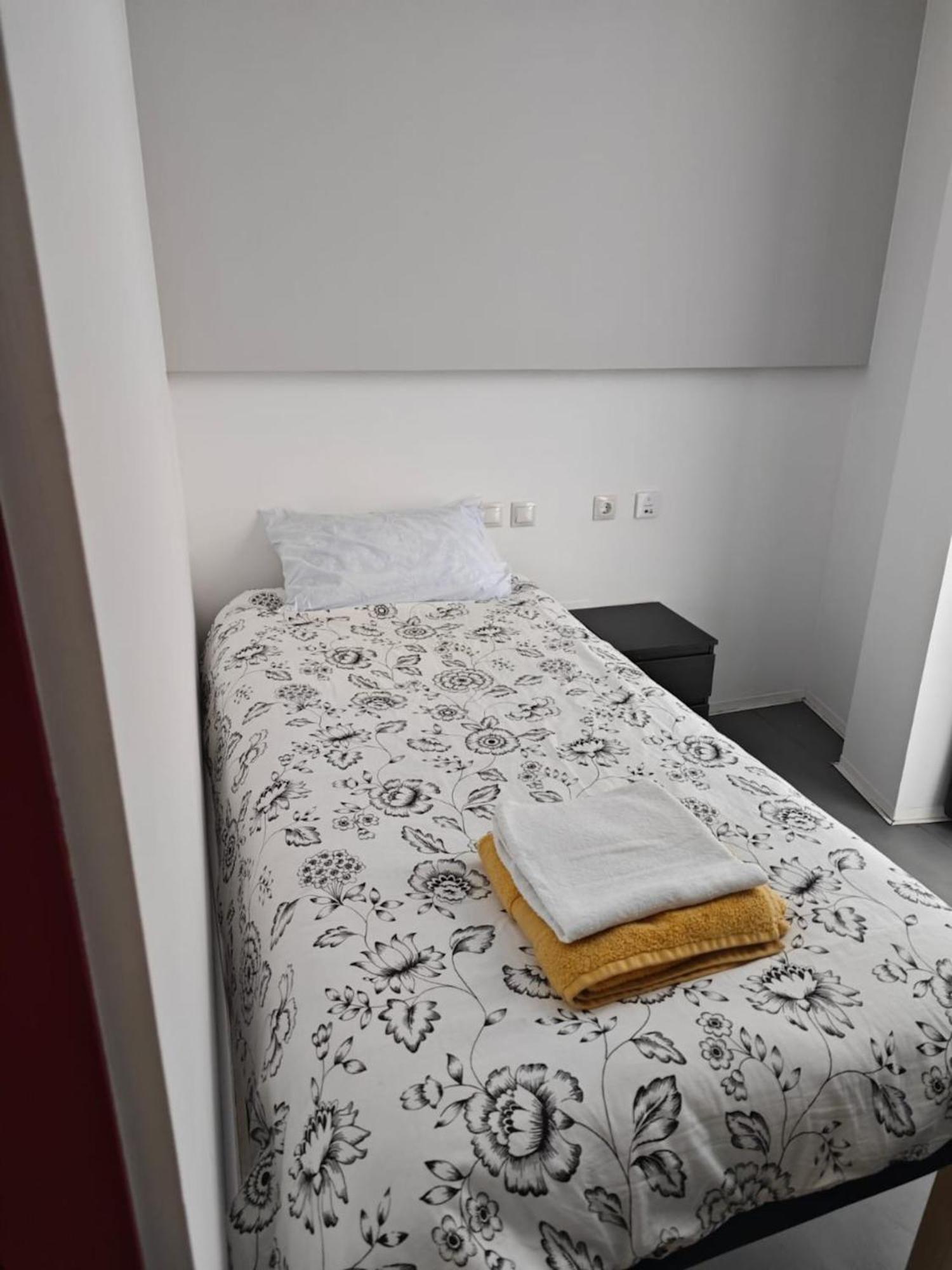 Hostal Nana B&B Арройо-де-ла-Энкомьенда Экстерьер фото